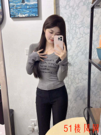 身材惹火的嫩妹的粉屄的淫水味道有点清甜