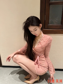 【武汉】小浪货乳沟深深服务棒