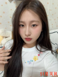 后入翘臀小骚货